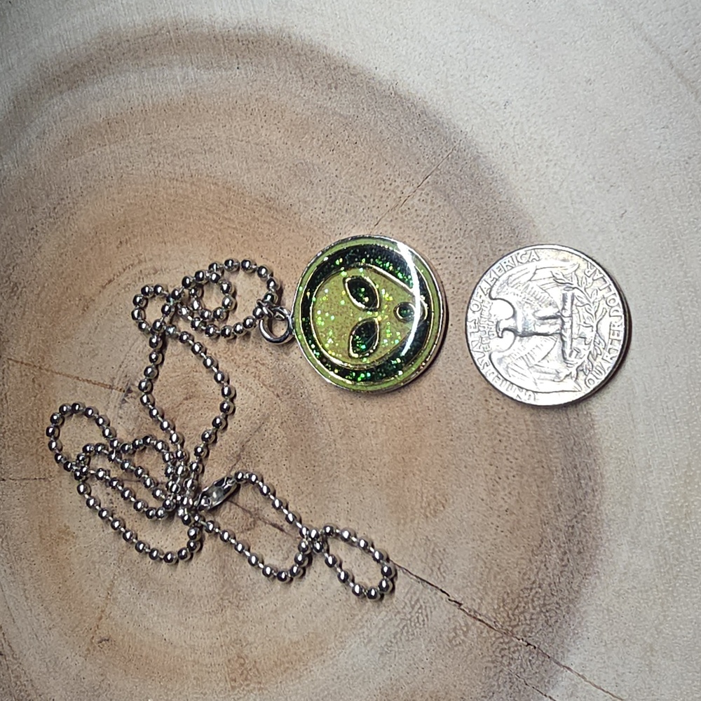 Glow In The Dark Alien head pendant Pendant Necklace - Picture 7 of 9